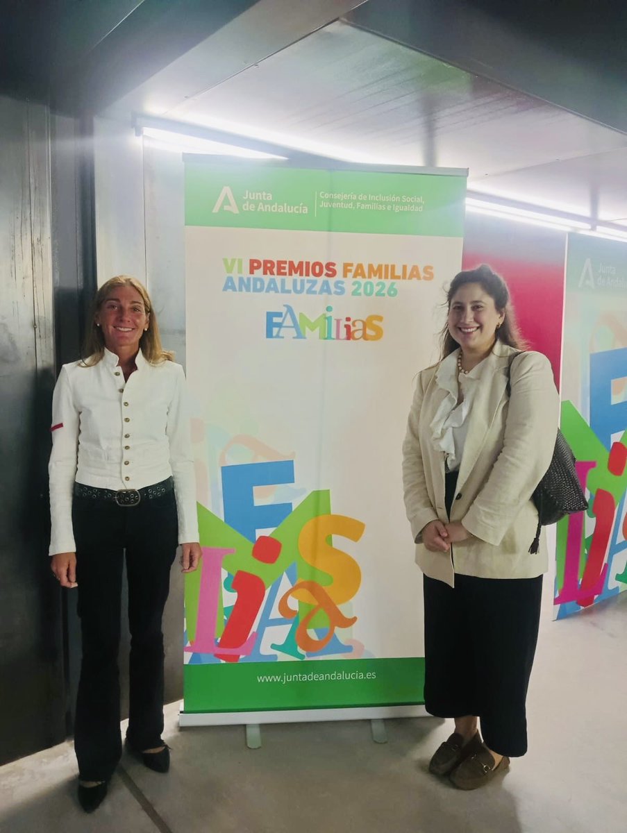 albaydar's tweet photo. Reyes Suárez y María Hernández han asistido hoy en CaixaForum Sevilla a la entrega de los “VI Premios Familias Andaluzas”, presidida por la consejera Loles López.

Un reconocimiento al valor de las familias y su papel fundamental en la sociedad andaluza. 💚 #familia #andalucia https://t.co/L9d81zsr7g