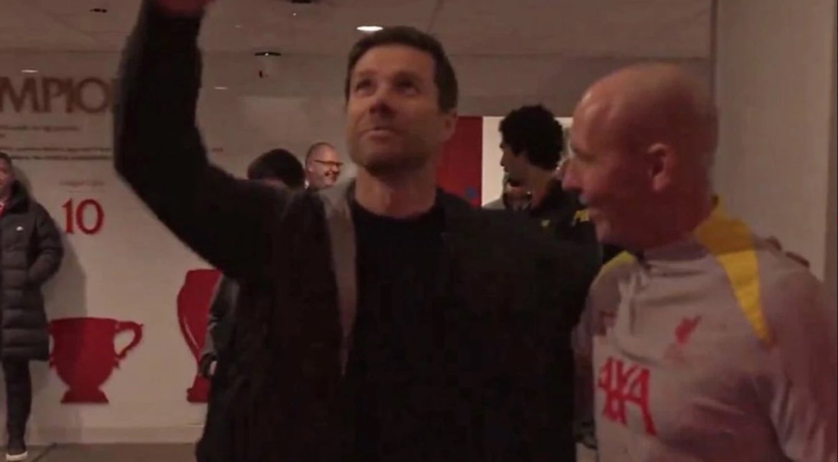 AnfieldEdition's tweet photo. Xabi Alonso loves Liverpool.

His son was born there and he referred to him as a “little Scouser”. He’s returned for charity games. He’s said how much we mean to him. Look at him touching the “This is Anfield” sign on his return. 

You know he’d jump at the chance to come. Letting him go to Chelsea to keep faith in Slot would be criminal.