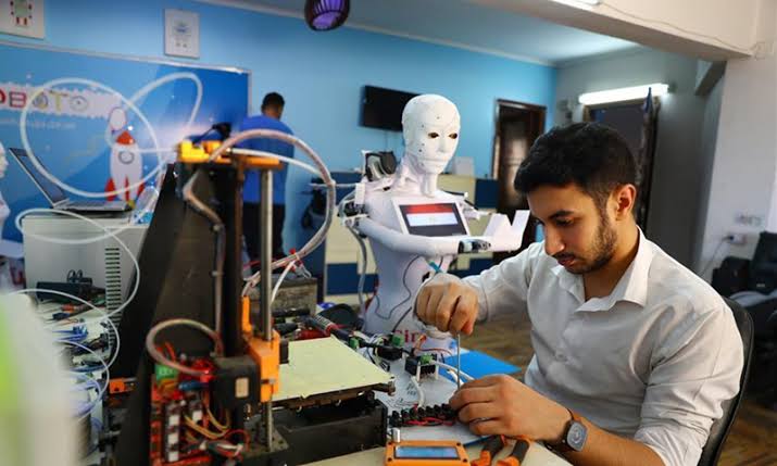 AfricaFirsts's tweet photo. Egypt’s 🇪🇬 30-year-old mechatronic engineer, Mahmoud el-Komy, created a human-like robot on wheels.

The robot can diagnose Covid-19, take temperatures, and perform x-rays displayed on a chest monitor. https://t.co/zn9LFNYE9p