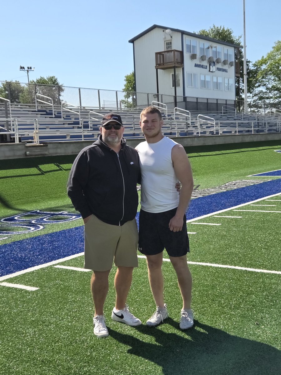 ElishaBald27740's tweet photo. Thank you @coach_nowinsky  and @UNMLoboFB  for making a trip up and speaking with me and going through some drills!! 
@W_Moore93 @thebizofathlete https://t.co/fwbfb5prgp