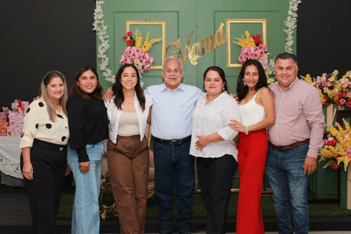 OSFETABASCO's tweet photo. Expresamos nuestra admiración por su invaluable labor.

¡Feliz Día de las Madres! https://t.co/IuNEl2T3qy