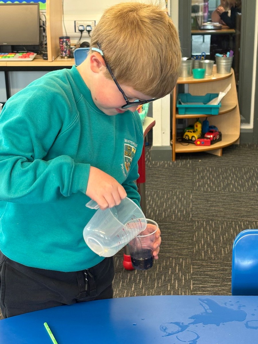 whitehouseps's tweet photo. Woodpeckers have been looking at different materials that are soluble and insoluble… 🧪 🧫 🧬 #primaryscience https://t.co/IDORTn0DEL