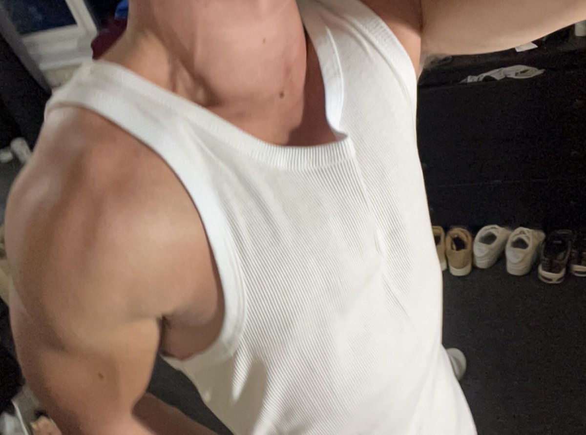 Its2secret's tweet photo. Incase you didn’t get any biceps today #nsfwtwt https://t.co/G9W5loqk7R