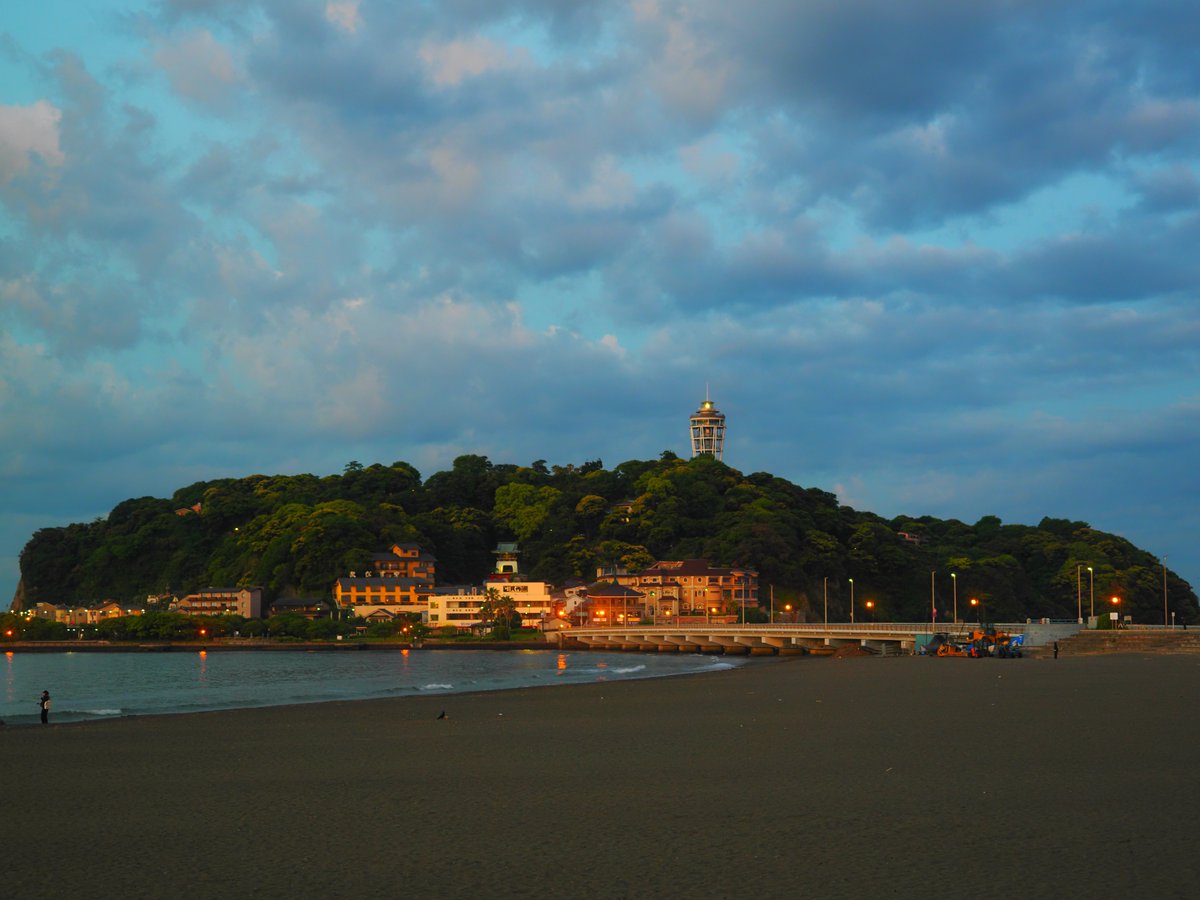 🏝️朝焼けを浴びた江ノ島 おはようございます😊