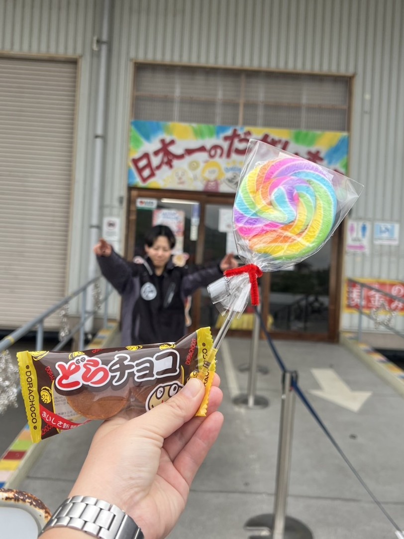 dagashi_okayama's tweet photo. おはようございます♪
本日も10:00～営業致します☺️

可愛いスタッフが写ってくれました🤣

元氣に頑張りましょう✨

#日本一のだがし売場 
#だがしおじさん 
#だがし 
#岡山おでかけ https://t.co/DrSgGlhORy