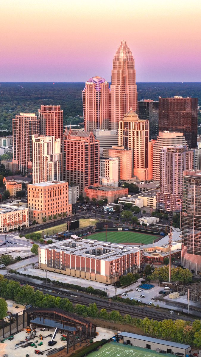 Coyle6900's tweet photo. Some more photos from my weekend in Charlotte, North Carolina. CLT #CharlotteNC #Charlotte #QueenCity #NorthCarolina #CharlotteSkyline #CLTskyline #UptownCharlotte #Cityscape #CLTphotography #CharlottePhotographer #NCphotography #Sunset #ExploreCLT #CLTdevelopments #CharlotteGotALot