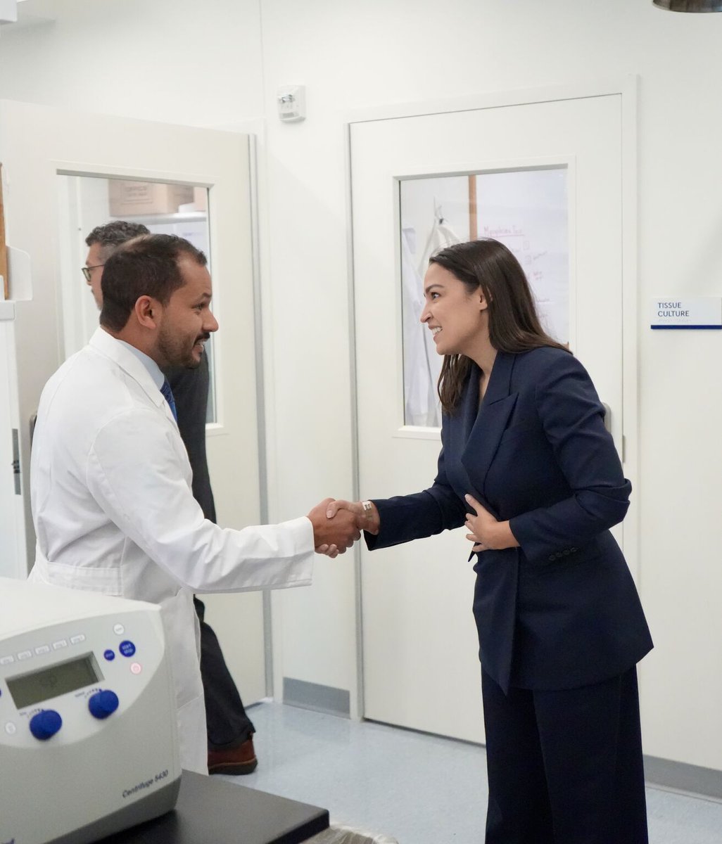 abdudwead's tweet photo. Honored and grateful to see Congresswoman @AOC and Congresswoman @NikemaWilliams today at @MSMEDU .
A truly inspiring moment to witness leaders committed to equity, community, health care, and public service 
Proud to be part of #MSM . 
#AOC #Prostate_Cancer #KSA #USA 
🇸🇦♾️🇺🇸 https://t.co/iwNdouBXca