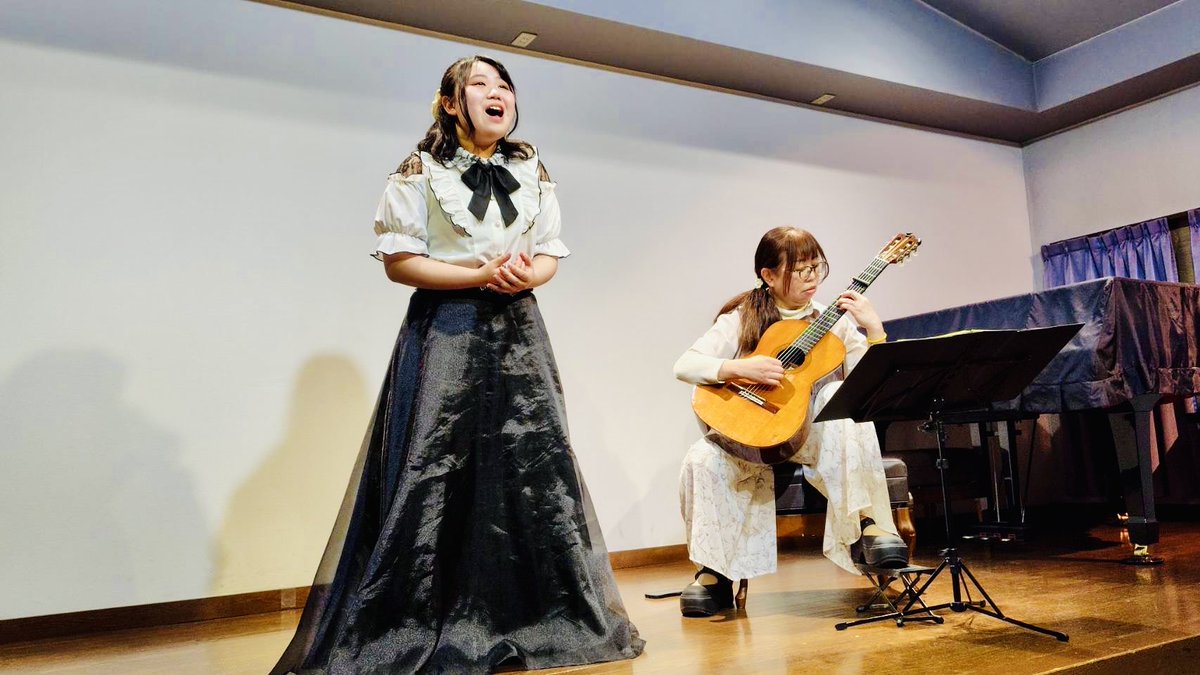gitagita422's tweet photo. 母の日💐
母が編曲したギター伴奏で歌いました🎵
親孝行できたかな😊

足、捻挫してて、会場まで車で送ってもらって。
父にも感謝❣️

（直接言うのはちょっと照れくさい😝） https://t.co/Fep4PBPVBS