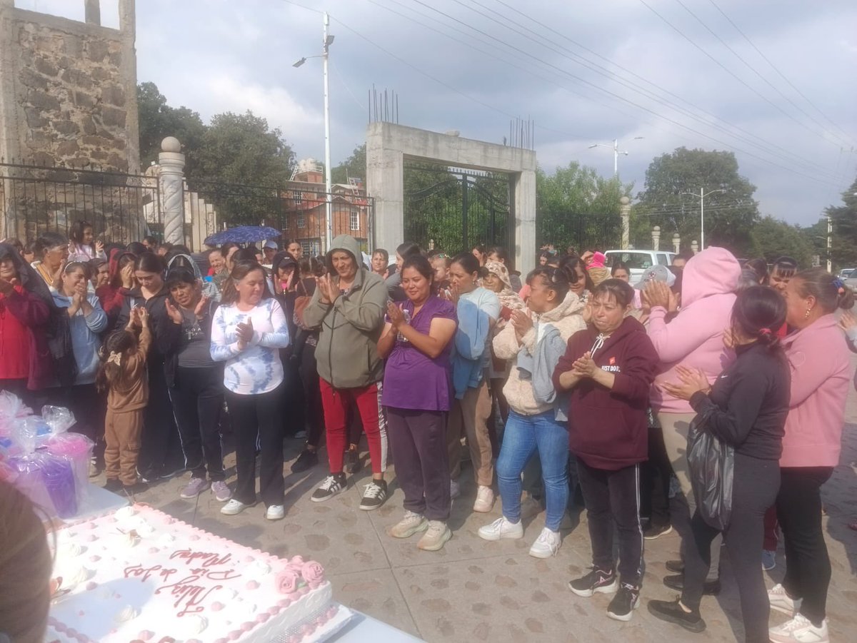 SedeaQro's tweet photo. Pasamos una tarde llena de alegría en la comunidad de Laguna de Servin, Amealco, celebrando la dicha de ser madre. 🎀 A nombre del Gobernador @makugo, extendimos un reconocimiento a quienes son el corazón de nuestros hogares.#DíaDeLasMadres💐#DíaDeLasMadres https://t.co/IGQskB2PLU
