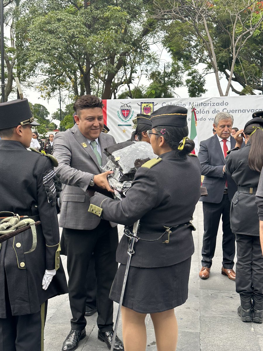 SoyColonCuerna's tweet photo. 🇲🇽 Gracias a nuestros cadetes y alumnos por ser parte fundamental del 81 aniversario de nuestro colegio.

⭐️¡Nos llena de orgullo compartir esta historia y seguir construyendo juntos un legado lleno de valores y tradición! 

#PorSupuestoQueNoSomosIguales #81Aniversario https://t.co/bvCC0YL9yU