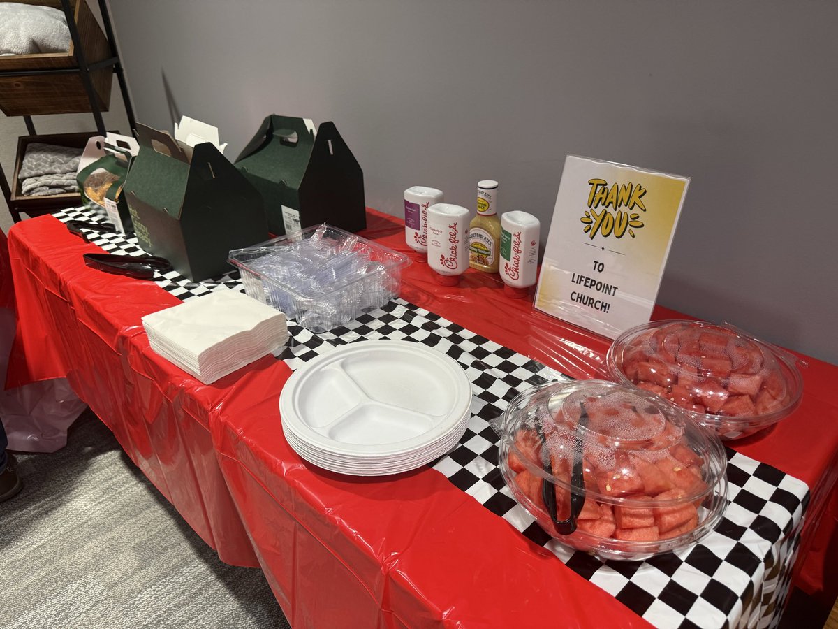 plainviewElem's tweet photo. Last week reminded us just how lucky we are to be part of such a supportive school community. 🦦🤍

Jeff’s Bagel Run, LifePoint Church, Apex Leadership Co, New Vision Buchanan and Sonic on S Church Street all gifted Plainview with the yummiest food and treats! 😍🦦 https://t.co/ypkvwoCne9