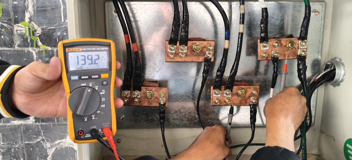 lavidallanera's tweet photo. @CFE_Contigo @CFEmx @Profeco URGENTE. 55 horas sin luz estable en Gral. Salvador Alvarado 155  Escandón. Edificio de 12 departamentos con variaciones de voltaje peligrosas. El reporte M2235469456 fue cerrado como "atendido" SIN venir. Hay riesgo de incendio. ¡ATIENDAN YA! https://t.co/peceJtygsh