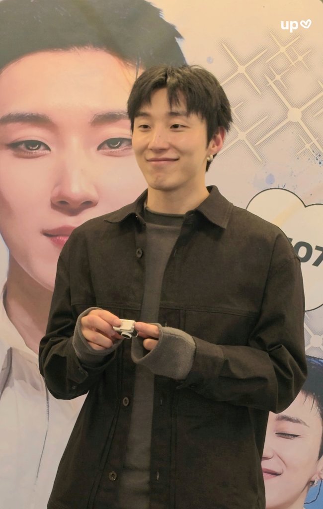 porori0206's tweet photo. 260507 솔로 데뷔 6주년 이벤트🖤
📸아우라픽 연남점

보고 싶은 어뿌💙
@jongup_official 
#문종업 #MoonJongUp https://t.co/2EybW258mA
