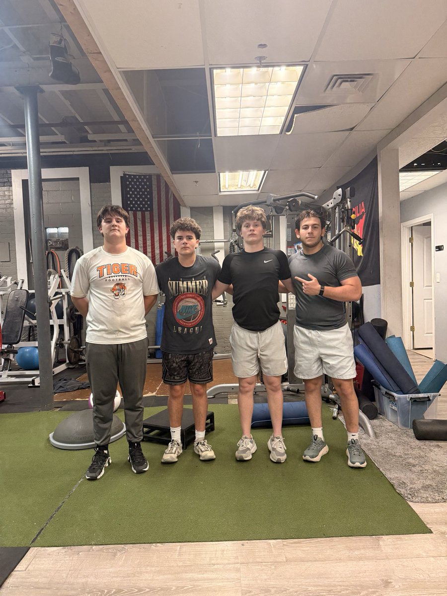 Connorswan37201's tweet photo. Always great getting work in with my guys.

@NattafLevi @NNTigerFootball https://t.co/zcCg2jZ7or