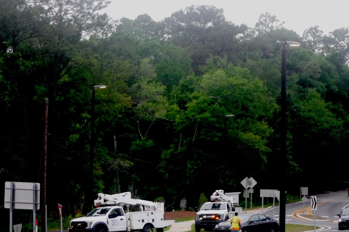 Fairhope_Times's tweet photo. The new Veterans Drive roundabout finally got its new streetlights today. #fairhopetimesnews #veteransdriveroundabout #aldot #fairhopeal https://t.co/904BTqf4xp