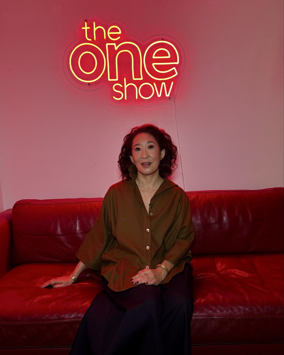 sandraohinfo's tweet photo. 📸 | LINDA! Sandra Oh participou hoje (11) do The One Show para falar sobre sua estreia no National Theatre em ‘The Misanthrope’. https://t.co/BnBAJBU9cT