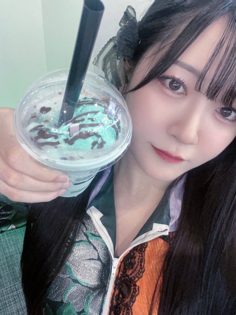 むむはるページ おはよぉ☆ ほれっチョコミントあげちゃう🍫🌱(真顔やめようね)