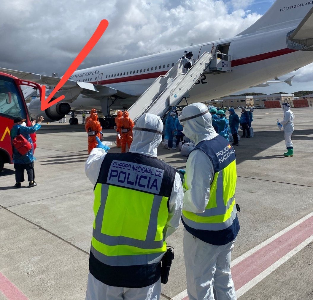Han dicho que el empleado del ministerio de sanidad que se bajó del bus y se quitó su EPI, “no estuvo en la zona restringida del aeropuerto”.

PUES AQUÍ ESTÁ