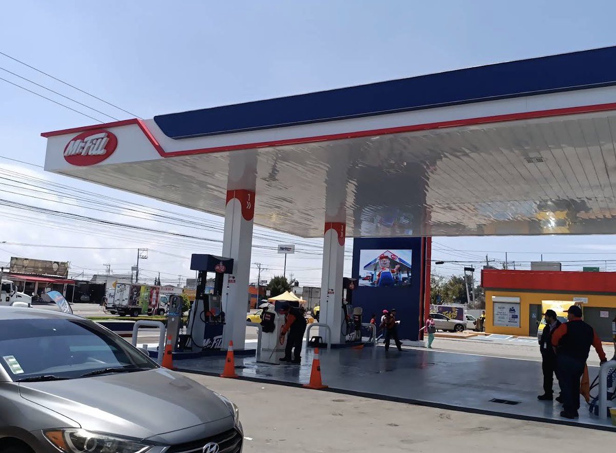 ivan_escalante's tweet photo. Las lonas que se colocan en las estaciones de servicio van acompañadas de un procedimiento administrativo de “advertencia”. Para retirarlas es necesario realizar un trámite. 

El día de hoy, la estación de la marca Mr. Fill, ubicada en Monterrey 902, Col San José el Alto; Querétaro, Querétaro retiró la lona y los sellos; violando la ley.

Y no solo eso, siguen vendiendo diesel en $28.59, cuando existen todas las condiciones para llegar a los 27 pesos.

Incumplen acuerdos, violan la ley, abusan de las y los consumidores. 

Recomendamos No Cargar combustible ahí.