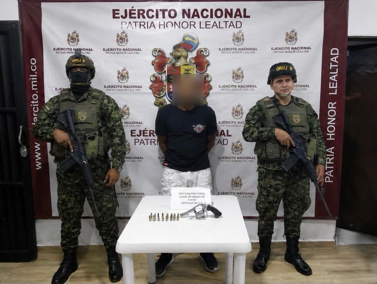 Ejercito_Div7's tweet photo. #ContundenciaOperacional | Tropas del Batallón de Infantería N.° 12 Primero de Línea, en conjunto con la @ArmadaColombia, lograron la captura de un individuo presuntamente perteneciente al grupo armado organizado Clan del Golfo, en el municipio Tutunendo, #Chocó. 

Al capturado acusado por el delito de fabricación, tráfico, porte y tenencia de armas de fuego, durante el desarrollo de la operación, se le incautaron un revólver y 16 cartuchos de 9 milímetros.

Los soldados de la #Brigada15 constantemente adelantan tareas de seguridad y control en este municipio y sus corredores viales, con la intención de brindar tranquilidad a quienes habitan y transitan esta zona que se ha convertido en foco de actividad delincuencial en el departamento. 

#PatriaHonorLealtad
#NuestroCompromisoEs🇨🇴