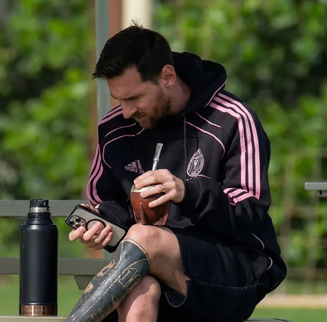 Leo tweet media