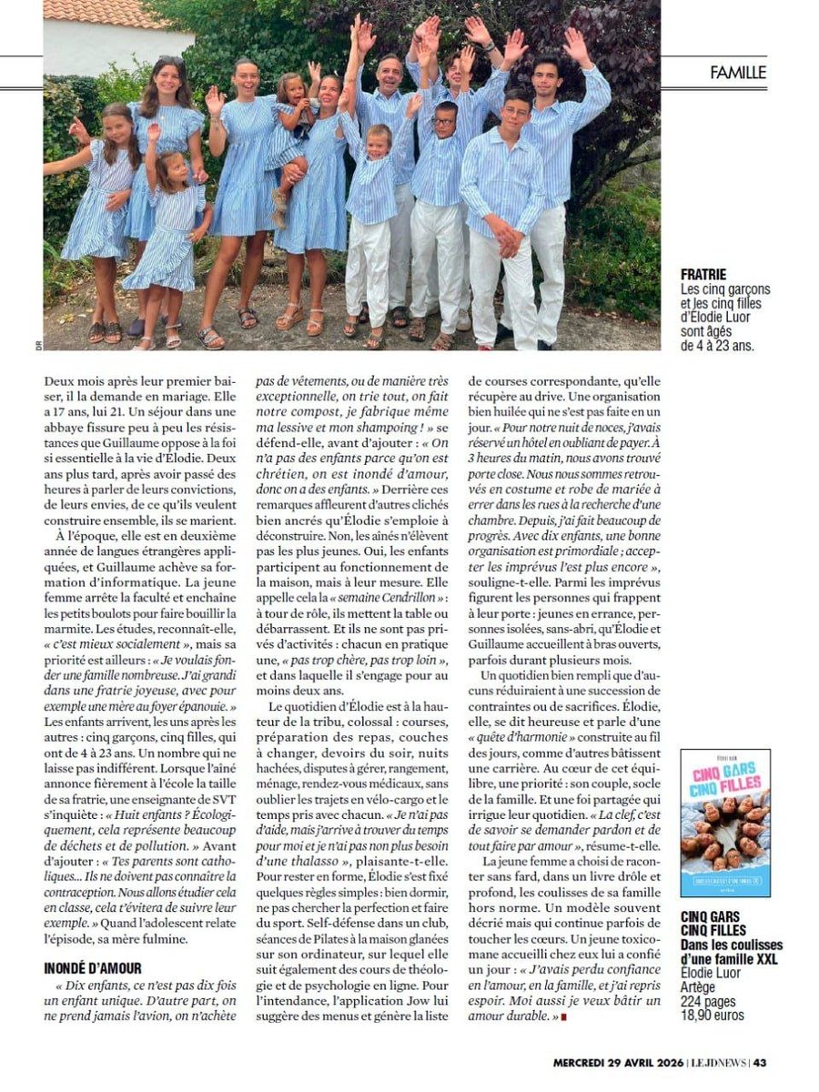 RealJarTaylor's tweet photo. "Ten Children and Happy." A very favorable article about a French woman, 43, who "built her family the way others build careers."

Appeared last month in popular French weekly, Journal du Dimanche, founded in 1948.

She and her husband married at ages 17 and 21. https://t.co/Mkbrrf4Bzq