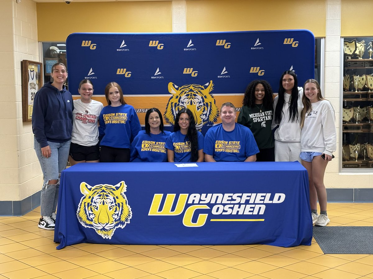 AveryKessen's tweet photo. Written in ink ✍️

Thank you to my family, friends and my AAU teammates for your love, support and loyalty 💛💜

Thank you Coach McMahon and Coach Martin for attending my signing day and for your support!!

Go Chargers ⚡️⚡️
Northwest Hoopstars AAU
Roman's 8:18 https://t.co/9K5xmWU4Cd