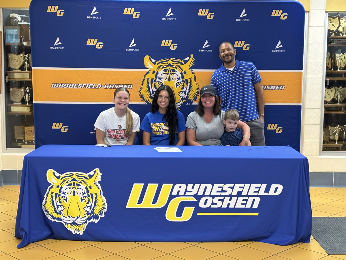 AveryKessen's tweet photo. Written in ink ✍️

Thank you to my family, friends and my AAU teammates for your love, support and loyalty 💛💜

Thank you Coach McMahon and Coach Martin for attending my signing day and for your support!!

Go Chargers ⚡️⚡️
Northwest Hoopstars AAU
Roman's 8:18 https://t.co/9K5xmWU4Cd