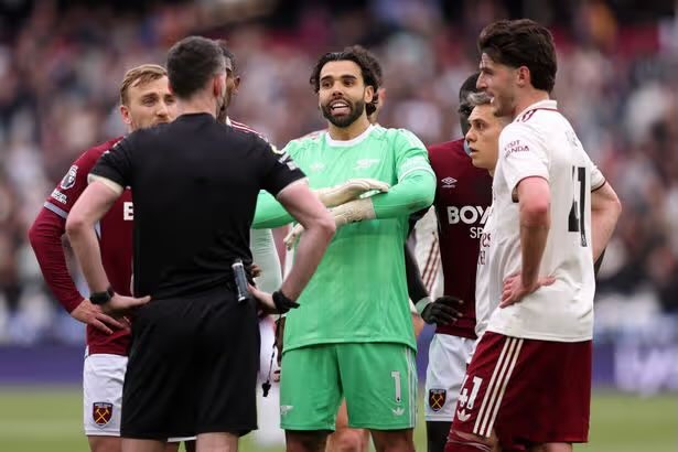 Arsenal_France's tweet photo. 🎙️Carragher sur le but annulé de West Ham:

«Seuls les gens qui ne veulent pas voir Arsenal gagner la Premier League pensent que l’intervention de la VAR était incorrecte.» https://t.co/z2Tv04rLOj