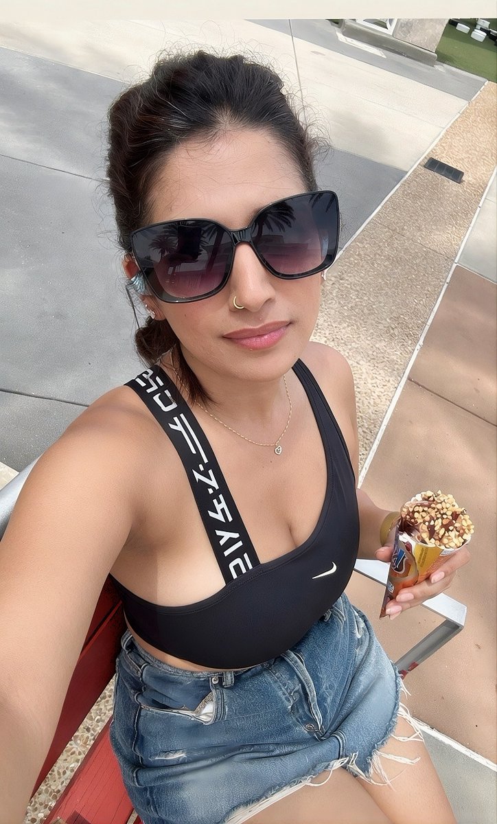 VTyagi78602's tweet photo. The "Unbutton trend" is going too wild. Take a closer look at 3rd and 4th pic guys UHDπ₯΅π€. Is it a Before-After kind of??ππ-- Insta influencer Rasha Karmani.
#Rashakarmani #Rashakarmanihot #Rasha #unbutton #tease #UltraHD https://t.co/UoediN0IZs