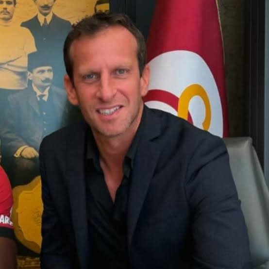 Galatasaray artık transferde daha net, daha güçlü bir yol haritasıyla ilerliyor. 🦁

George Gardi; gelecek oyuncular, ayrılacak isimler ve kadro yapılanmasında aktif rol üstlenecek.
Kulüp, sadece bugünü değil geleceği de planlayan bir sisteme geçiyor.

Hedef belli: Avrupa’da ses