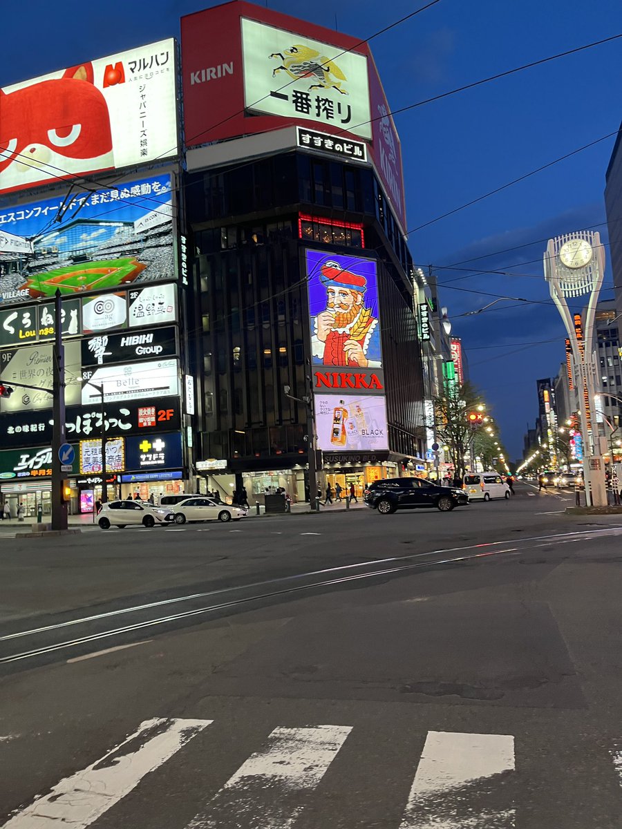 wasabi_naniwa's tweet photo. 北海道1日目
すすきの行ってきました。
目当ては「すみれ」という有名なラーメン屋で勿論みそラーメンを注文🍜
炎が上がるほど炒められた野菜がのせられてて、それが香ばしくて味噌スープに深みをだしてるのかとにかく美味😋
娘は少しスープついた麺とチャーシューを頂きました🥢 https://t.co/ycKPIunYTA