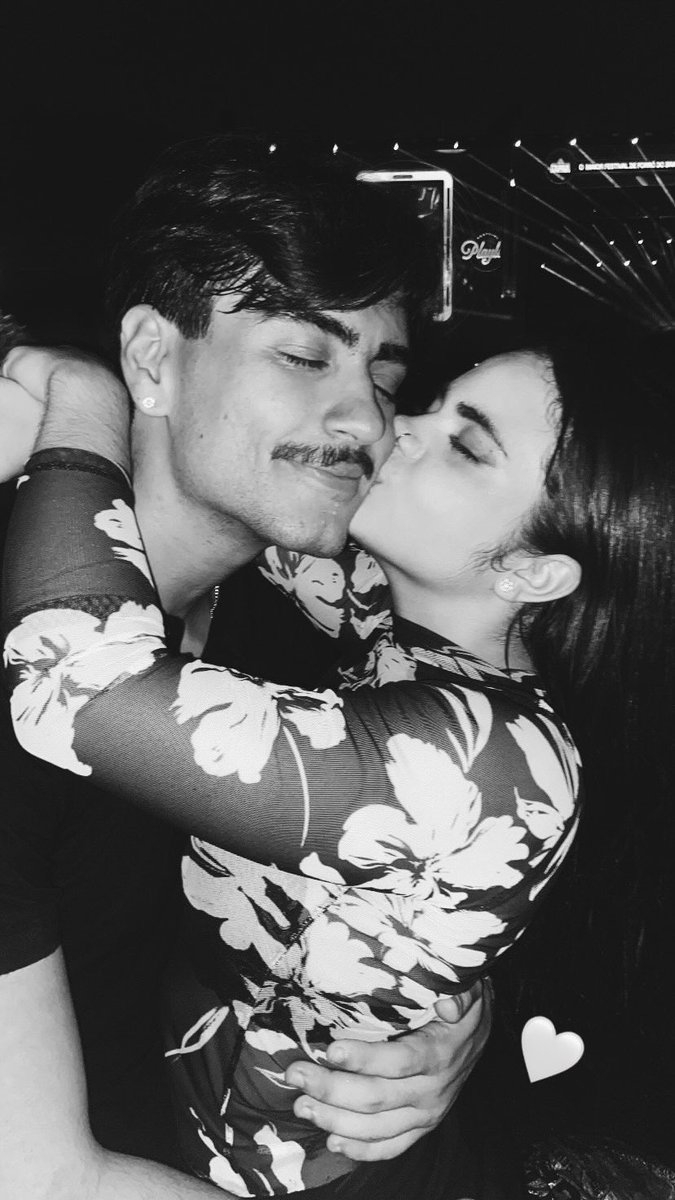 claraviecf's tweet photo. deixando claro aqui o tanto que eu AMO esse homem e como ele me faz a mulher mais feliz do mundo ! https://t.co/PJuAUJxy4O