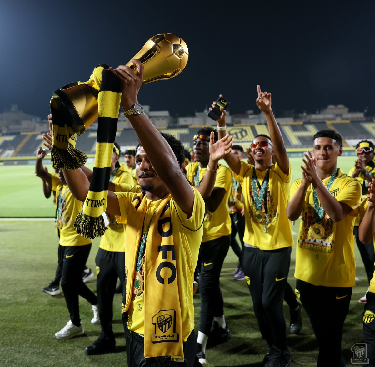 ittihad_fr's tweet photo. نكبـر على ذهـب 💛🏆

#الاتحاد_بطل_الدوري | #اتحادU16 https://t.co/ugLSWqTuev
