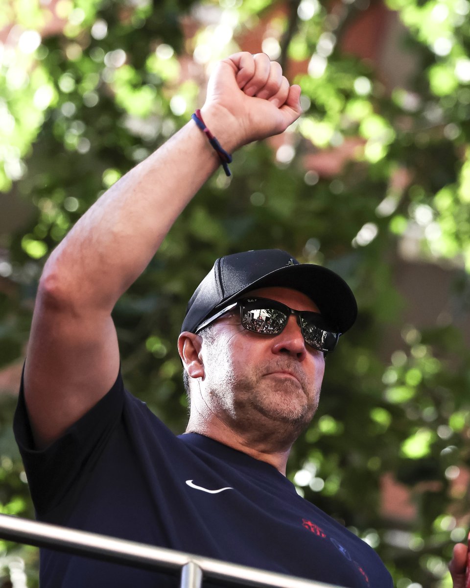 Barcelona are enjoying their trophy parade 🥳