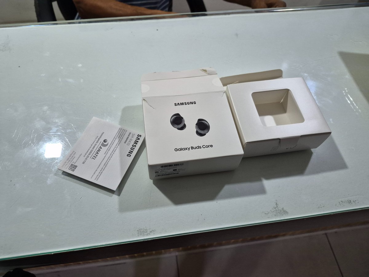 ch4o2p's tweet photo. Aqui os fones que eu recebi da @MercadoLivre @SamsungBrasil 
Comprei na loja oficial da Samsung no mercado livre e veio só a caixa sem produto nenhum dentro. 
É a segunda vez que tento comprar esse msm produto. https://t.co/swPT6w6MY1