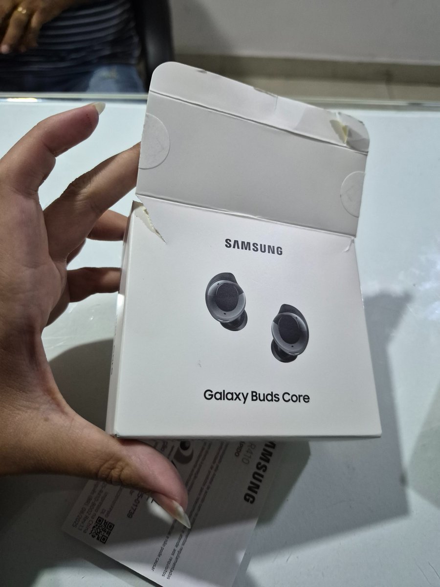 ch4o2p's tweet photo. Aqui os fones que eu recebi da @MercadoLivre @SamsungBrasil 
Comprei na loja oficial da Samsung no mercado livre e veio só a caixa sem produto nenhum dentro. 
É a segunda vez que tento comprar esse msm produto. https://t.co/swPT6w6MY1