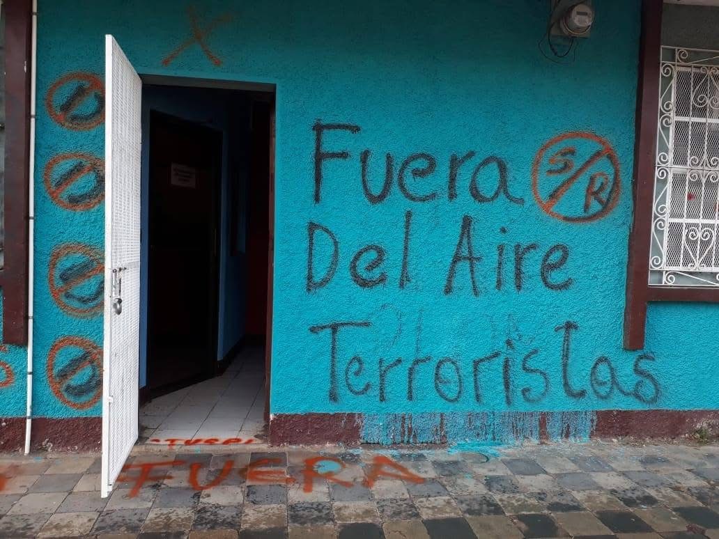 gerallchavez's tweet photo. 🚨 #ALERTA | La dictadura sandinista de Ortega-Murillo, a través de TELCOR, consuma el robo de equipos y cancela las frecuencias 105.3 y 91.1 FM de Radio Stereo Romance en Jinotepe.

Este atropello de la dictadura es un golpe directo al derecho de informar y ser informados. 

Era la última voz independiente que resistía al aire en Carazo pese al asedio, pero les recordamos que la verdad no se apaga, no se exilia y no se calla.

🇳🇮 #LibertadDePrensa #Nicaragua #StereoRomance #BreakingNews