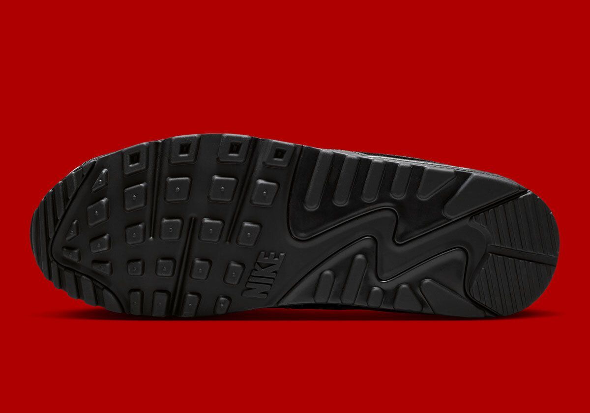 SneakerNews's tweet photo. Nike Air Max 90 Racing "Black/White" 🏁 
🗓️ Summer 2026
💰️ $135

Our full breakdown >> https://t.co/P3KZVktVlq https://t.co/GWU2UlM9RF