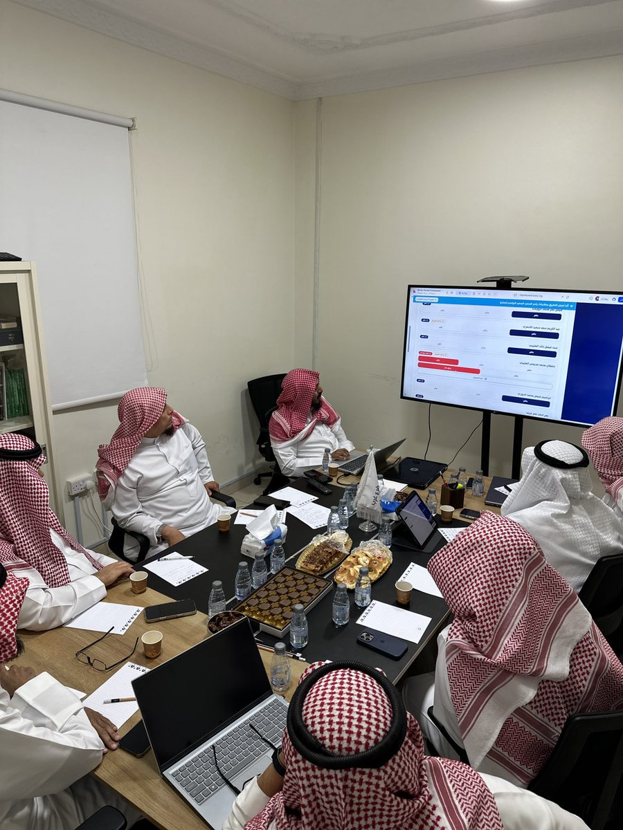 Org2Qer's tweet photo. عقدت إدارة تحفيظ الشرقية بفرع غرب الدمام، ممثلة بالشؤون التعليمية، اجتماعاً مع مشرفي الحلق النموذجية. 
وخلال الاجتماع، تم استعراض الموقع الجديد للحلق النموذجية، الذي يتيح متابعة مستوى حفظ الطلبة وتحديد جوانب التميز والضعف لديهم ومعالجتها.
#تحفيظ_الشرقية_غرب_الدمام https://t.co/vyAmp5itR8