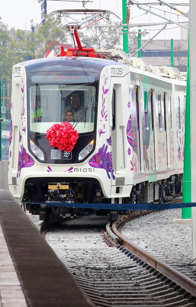 andreslajous's tweet photo. Hoy se integran 17 nuevos trenes ligeros al @STECDMX 🚊

Mi reconocimiento a la Jefa de Gobierno @ClaraBrugadaM, al @GobCDMX y a @LaSEMOVI por fortalecer la #Electromovilidad⚡️, acortar distancias y mejorar tiempos de traslado en beneficio de la ciudadanía.

#MásYMejorMovilidad🚞 https://t.co/lbo0cPIBA5