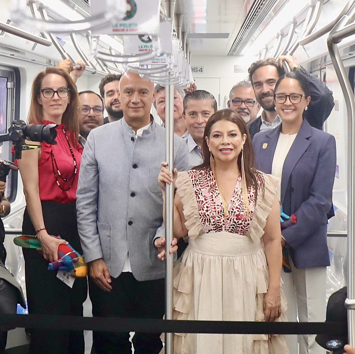 andreslajous's tweet photo. Hoy se integran 17 nuevos trenes ligeros al @STECDMX 🚊

Mi reconocimiento a la Jefa de Gobierno @ClaraBrugadaM, al @GobCDMX y a @LaSEMOVI por fortalecer la #Electromovilidad⚡️, acortar distancias y mejorar tiempos de traslado en beneficio de la ciudadanía.

#MásYMejorMovilidad🚞 https://t.co/lbo0cPIBA5