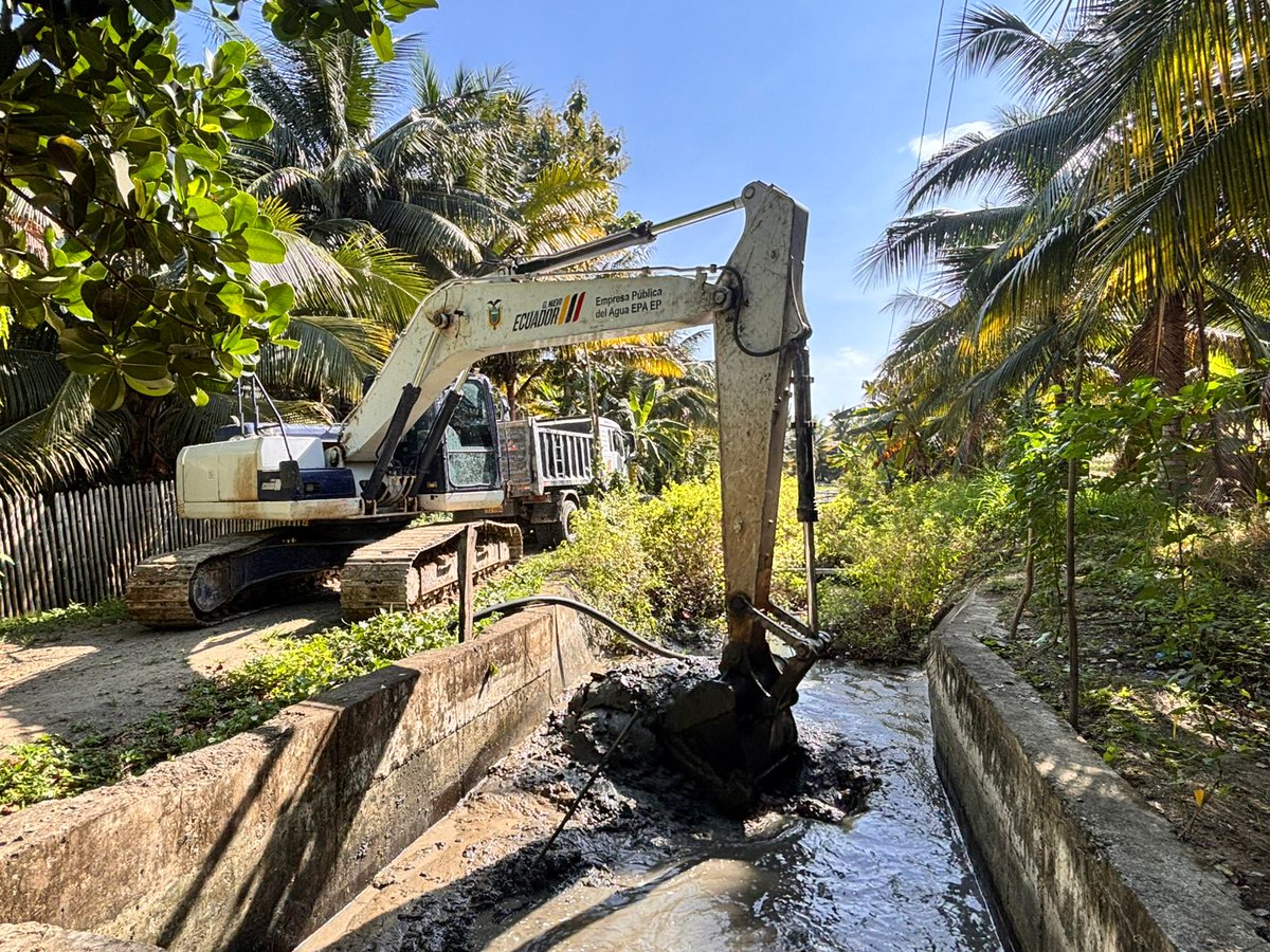EmpresaaguaEc's tweet photo. Manabí | 💧🚜 En el sector El Milagro, del cantón Portoviejo, realizamos trabajos de desazolve en el canal de hormigón El Corozo, mejorando la circulación del agua y aportando al adecuado funcionamiento del sistema. 🤝

#EPAEP #Portoviejo https://t.co/mK2nqDIFY1