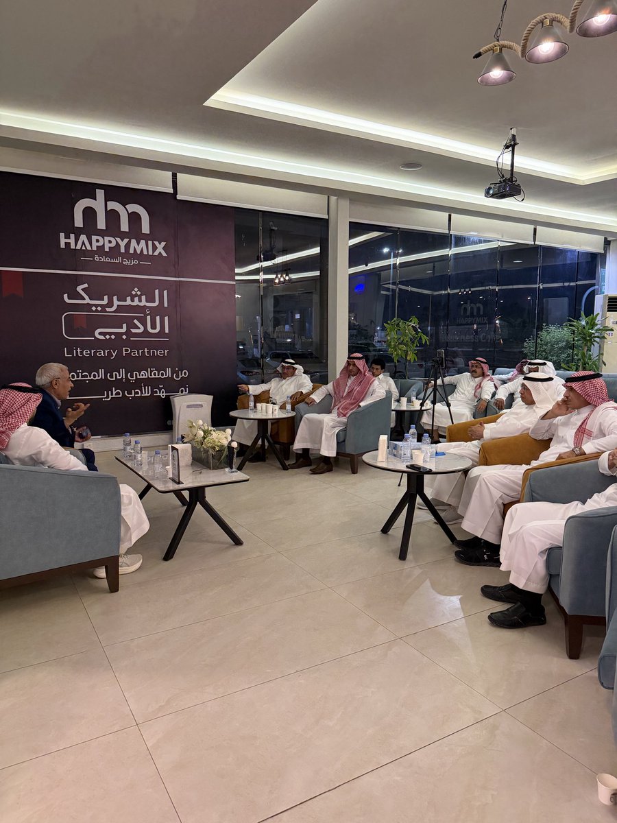 alkharjnet1's tweet photo. في ليلةٍ أدبيةٍ تفيض بالحنين، وتتعطر بالحكايات، احتضنت محافظة #الخرج لقاءً استثنائيًا مع الأديب والروائي العراقي محسن الرملي ، بدعوة من #الشريك_الأدبي
مقهى مزيج السعادة 💚
في أمسية بعنوان:
«الكتابة بهويتين ولغتين… تجربة العيش بين ثقافتين» https://t.co/RgywGGnxrG