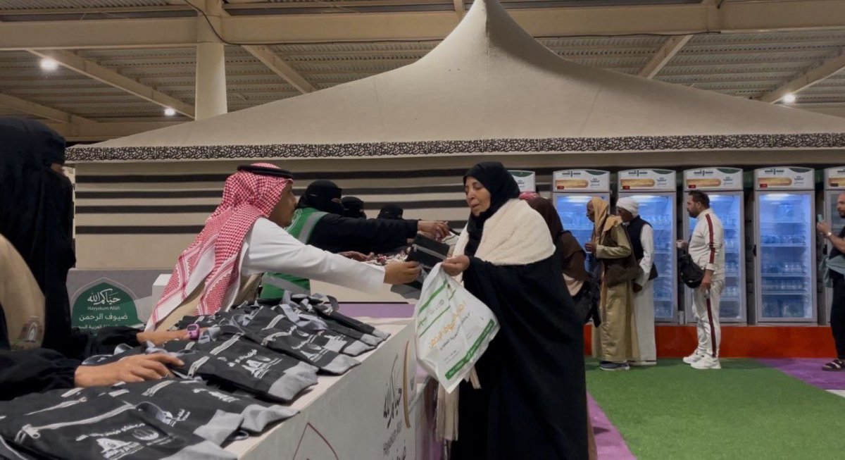Sharaf5596's tweet photo. #صور | 

بإشراف ومتابعة سمو #أمير_منطقة_تبوك ووسط منظومة متكاملة من الخدمات بمدينة الحجاج بمنفذ حالة عمار تواصل ؛ #جمعية_خدمة_ضيوف_الرحمن #شرف بـ #تبوك  استقبال ضيوف الرحمن القادمين لأداء مناسك  #حج_1447هـ  
 #حياكم_الله https://t.co/mffRLoqtXw