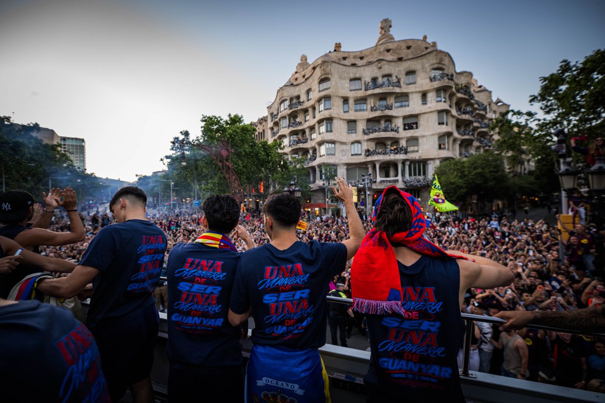 FCBarcelona_cat's tweet photo. Quina postal amb La Pedrera de fons 😍 https://t.co/jgL1co9nki