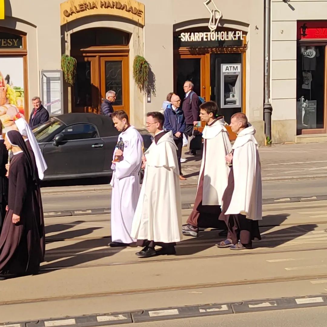 AdoptKHol's tweet photo. Polscy karmelici niosący na wczorajszej procesji św. Stanisława w polskim Krakowie relikwie św. Tytusa Brandsmy, św. Szymona Stocka i św. Rafała Kalinowskiego. Niech św. Tytus wyprosi zdrowie dla biskupa Roba Mutsaertsa, który miał przedwczoraj ciężki wypadek 🙏🙏🙏 https://t.co/M9s7QKD5Oz