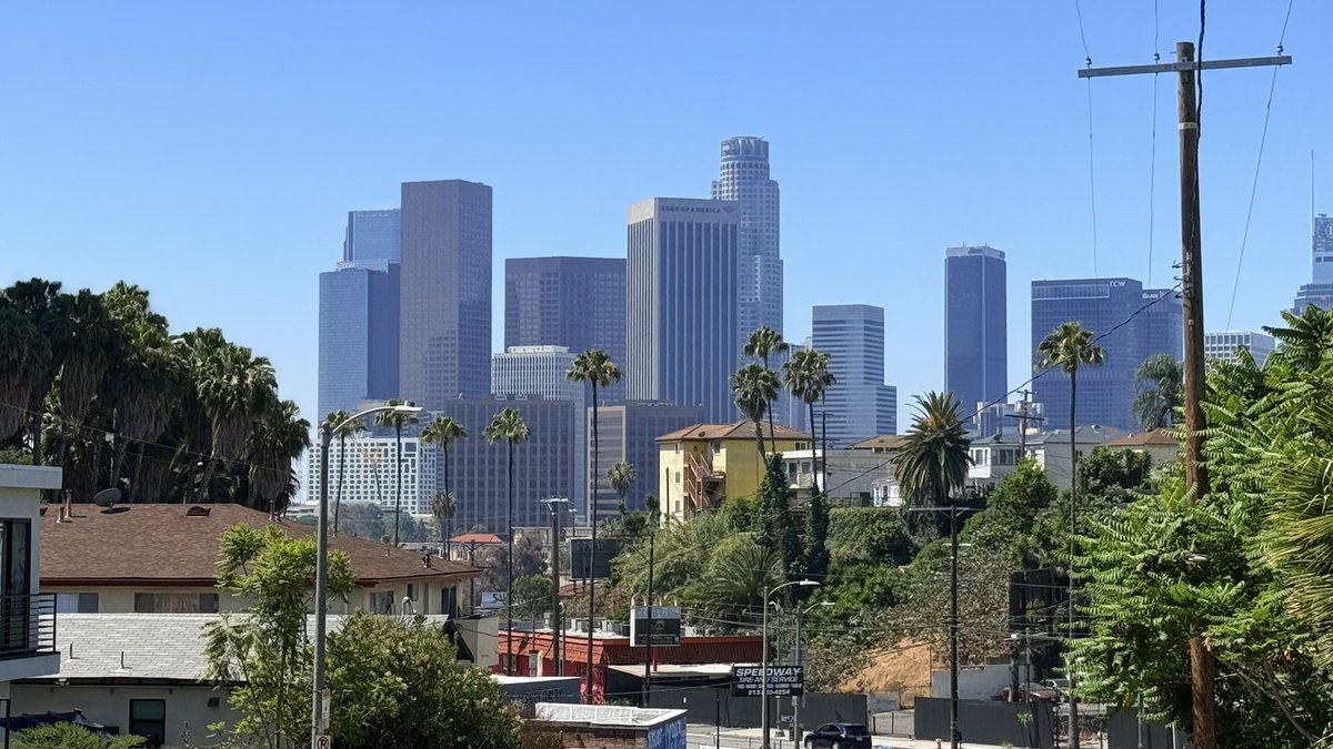 hawaii_isla808's tweet photo. Downtown Los Angeles today 📸😎 #losangeles #california #dtla #usbank https://t.co/bSkV3jXDXF