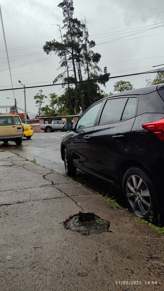 FabioBaronaEC's tweet photo. Sres @MunicipioCuenca existe un obstáculo muy peligroso en la vereda de la padre Aguirre y Muñoz Vernaza frente al conservatorio. Aparentemente había un poste y luego lo cortaron. Su urgente revisión y solución por favor.
@_REDInformativa @tomebamba @UNSIONTV @quejascuencaEc https://t.co/wRmcWRID8x
