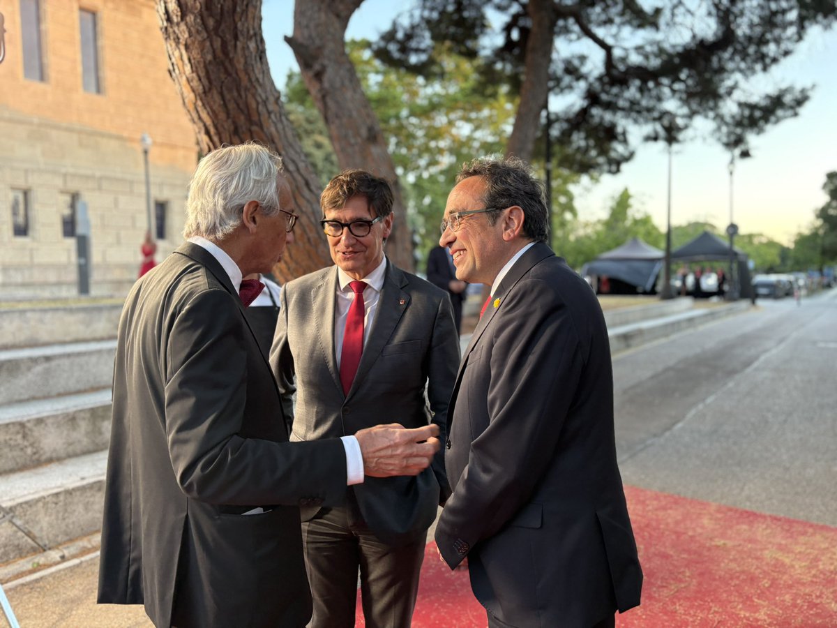 joseprull's tweet photo. La recerca salva vides. Iniciatives com la gala solidària #PeopleInRed, que enguany arriba a la 16a edició, són essencials impulsar la investigació de les malalties infeccioses.
Moltes gràcies a la Fundació Lluita contra les Infeccions, amb el Dr Bonaventura Clotet al capdavant. https://t.co/T2AiKhRqZV